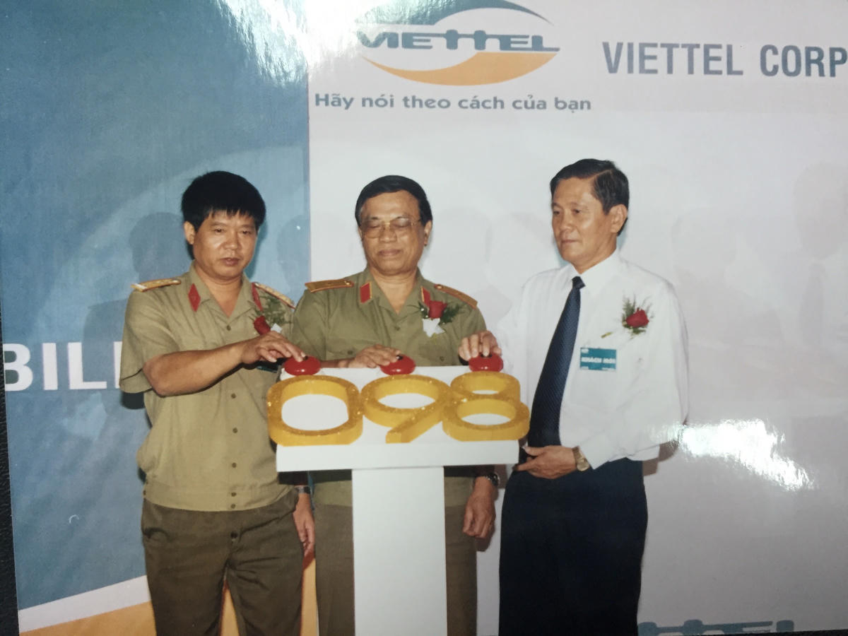 Viettel khai trương dịch vụ di động với đầu số 098 vào năm 2004