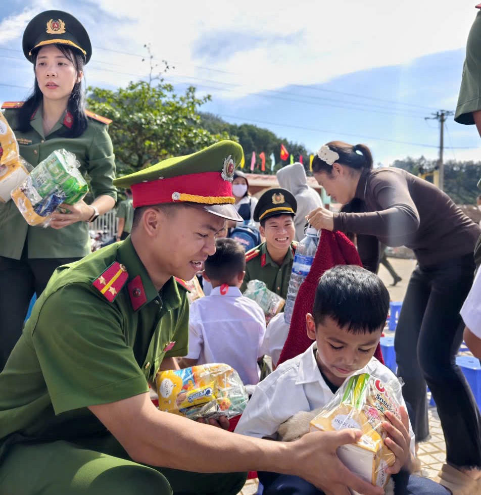 Công an TP Đà Nẵng trao phần quà đến tận tay cho học sinh Trường PTNT TT-THCS A Vương. Ảnh: CA Đà Nẵng.