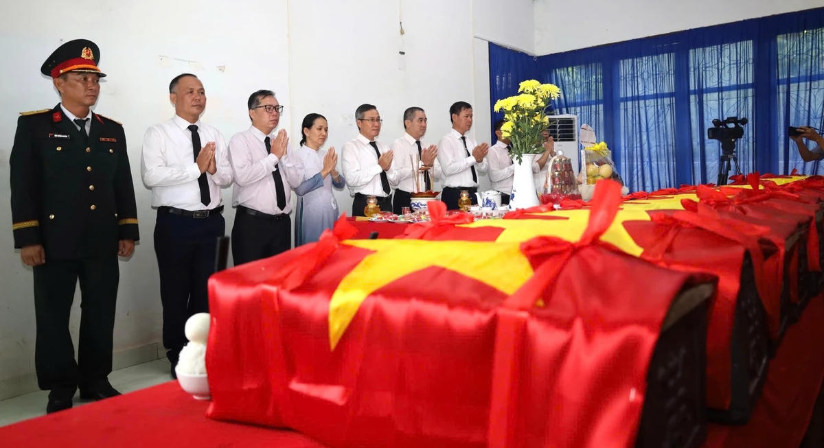 Các đại biểu dâng hương tưởng niệm các liệt sĩ tại nhà quản trang Nghĩa trang liệt sĩ Hòn Dung, phường Tây Nha Trang.