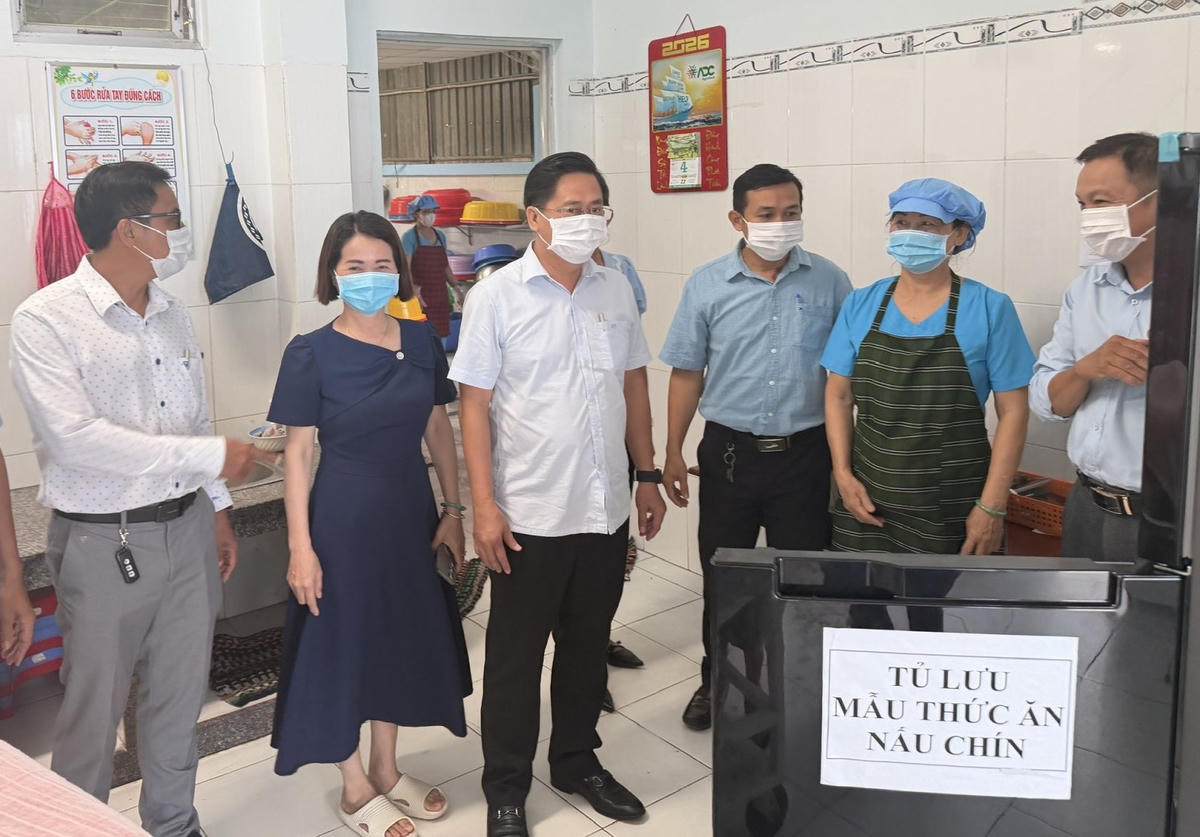 Đoàn kiểm tra công tác tổ chức bữa ăn bán trú tại&nbsp;Trường Tiểu học Phước Thới. Ảnh HT