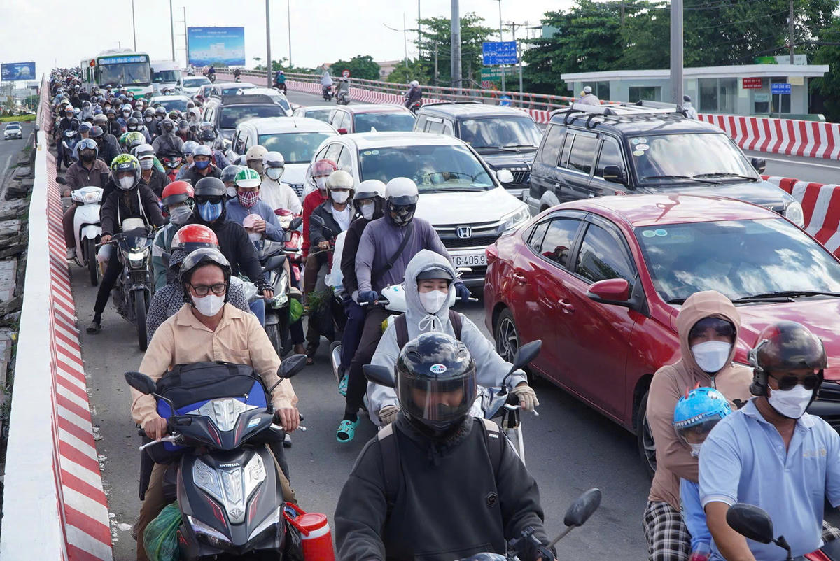 Chuyển đổi phương tiện giao thông để kiểm soát khí thải cần có lộ trình và quan tâm đến lợi ích của người dân. Ảnh: Q.Đ.