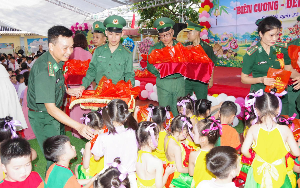 Đại tá Kiều Mạnh Hiệp, Phó Chính ủy BĐBP TP Hải Phòng trao quà cho các cháu học sinh tại đặc khu Cát Hải. Ảnh: 