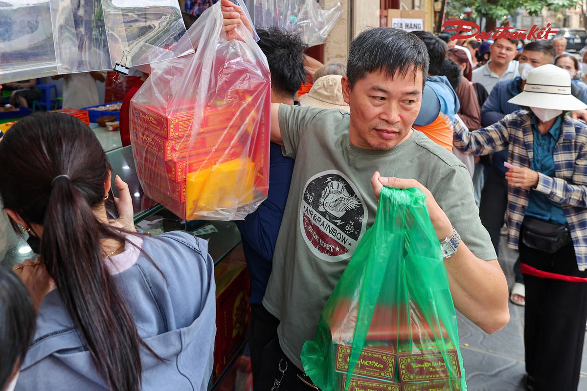 Bánh nướng, bánh dẻo với các loại nhân truyền thống như hạt sen, đậu xanh, thập cẩm... được nhiều khách lựa chọn.