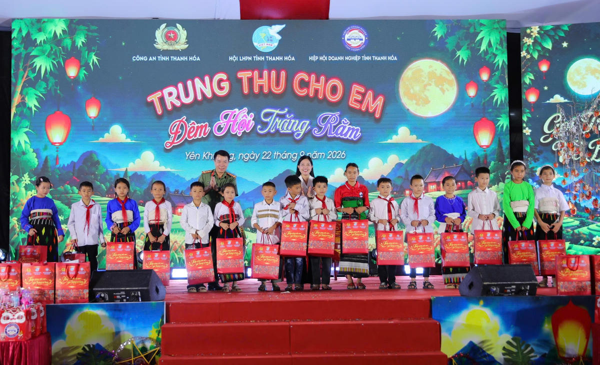 Chủ nhiệm Ủy ban Kiểm tra Tỉnh ủy Phạm Thị Thanh Thủy và Giám đốc Công an tỉnh Hoàng Quốc Việt trao quà cho các em học sinh. Ảnh: Phong Sắc