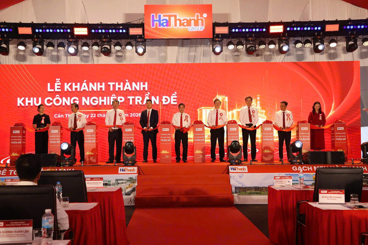 Lãnh đạo TP Cần Thơ và chủ đầu tư dự án cắt băng khánh thành Khu công nghiệp Trần Đề. Ảnh HT