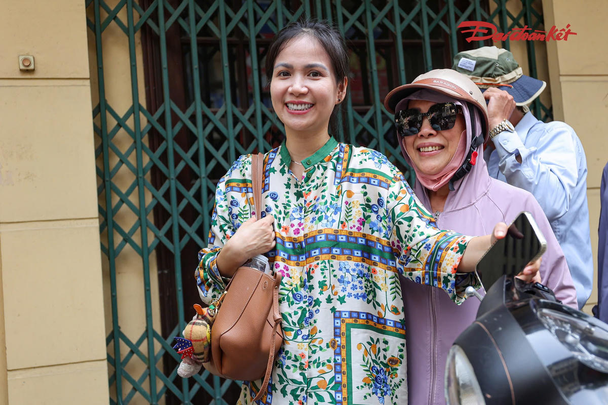 Trong khi đó, chị Lê Nga từ Đà Nẵng vừa đáp chuyến bay xuống Hà Nội đã đến phố Thụy Khuê để mua bánh làm quà biếu người thân.