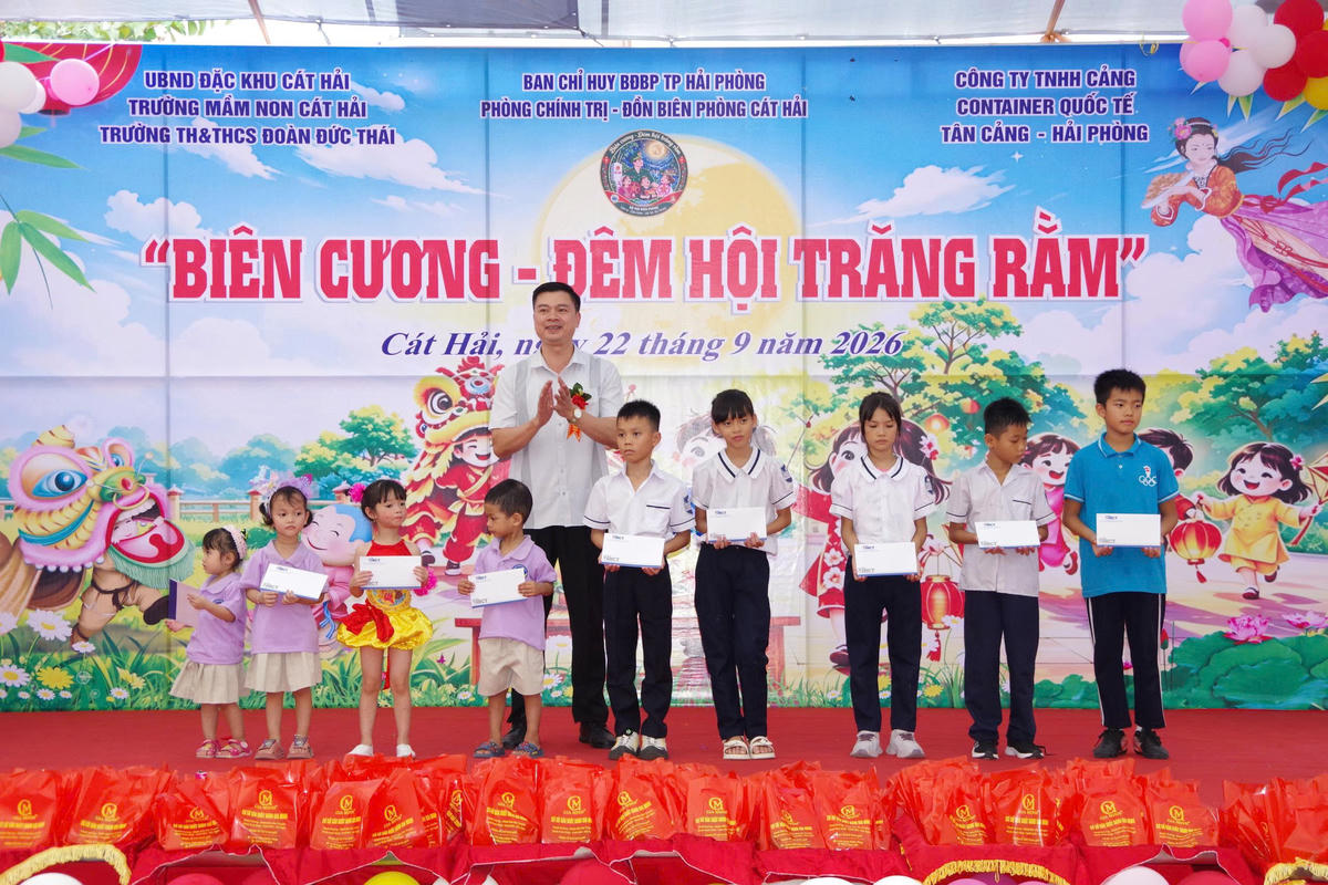 Bộ đội Biên phòng Hải Phòng trao 500 suất quà Trung thu cho trẻ em vùng biên giới biển