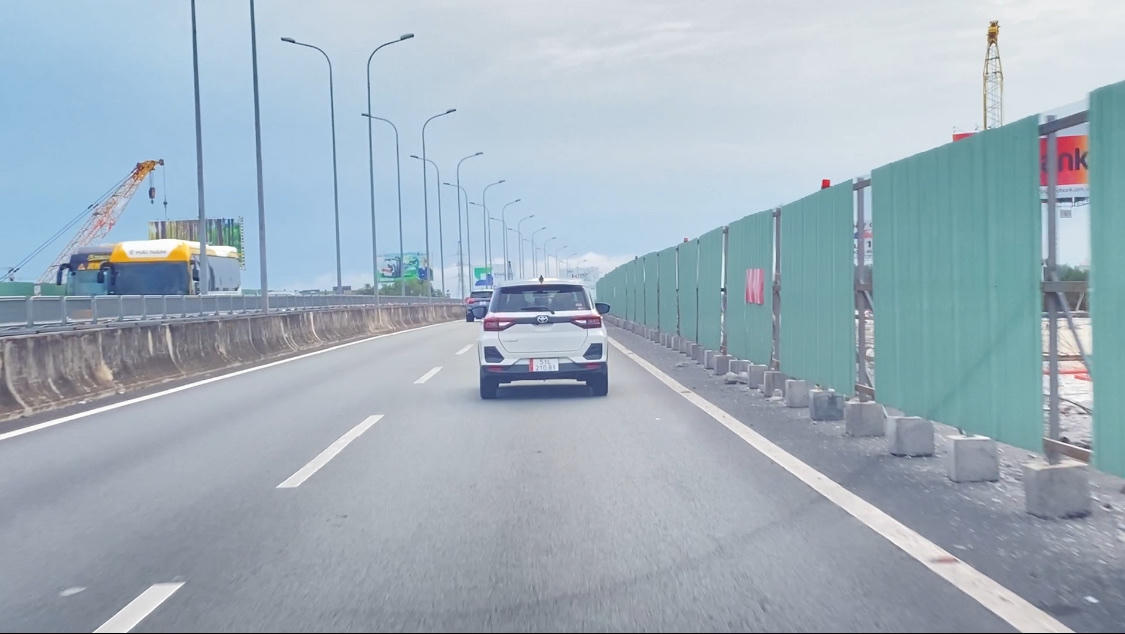 Thiếu biển báo tốc độ trên cao tốc TPHCM – Long Thành, tài xế chạy chậm vì sợ phạt