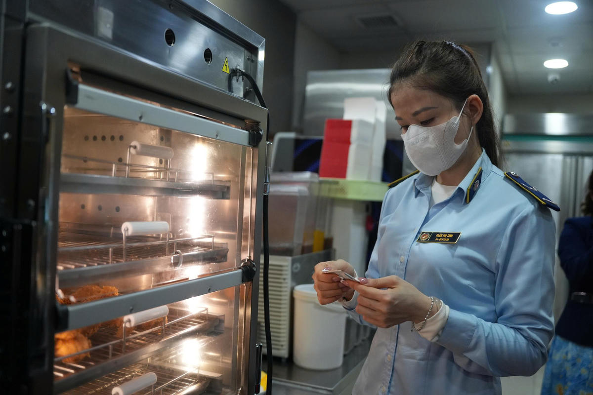 Lực lượng chức năng kiểm tra các sản phẩm bánh kẹo, nước ngọt phục vụ thị trường tết Trung thu. Ảnh: TH.
