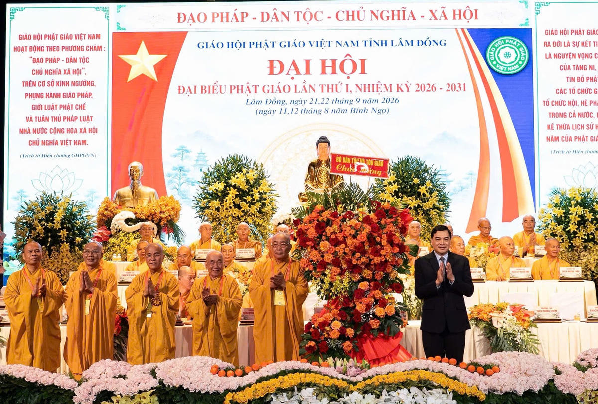 Ông Nguyễn Hoài Anh, Ủy viên Ban Chấp hành Trung ương Đảng, Thứ trưởng Thường trực Bộ Dân tộc và Tôn giáo tặng hoa chúc mừng Đại hội.
