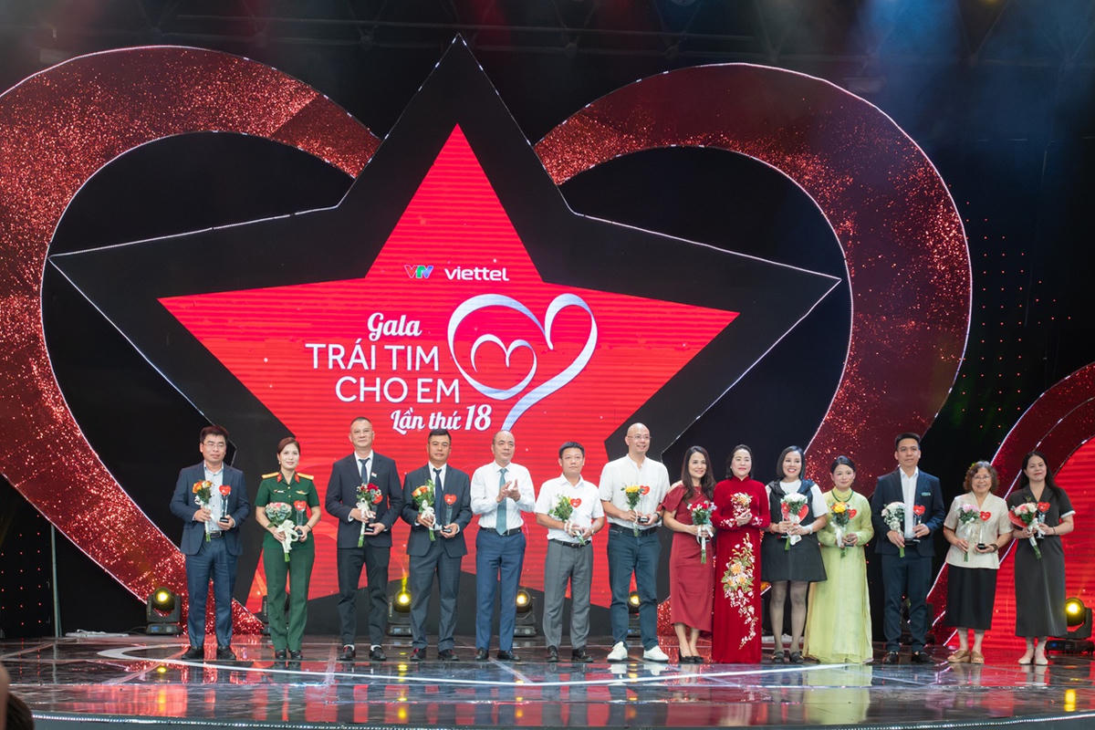 Trong suốt hành trình 18 năm, chương trình “Trái tim cho em” nhận được sự chung tay của đông đảo doanh nghiệp, tổ chức và cá nhân trong và ngoài nước