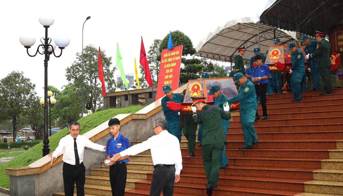 ác lực lượng di chuyển hài cốt liệt sĩ từ Đài tưởng niệm đến Nghĩa trang liệt sĩ Hòn Dung, phường Tây Nha Trang.
