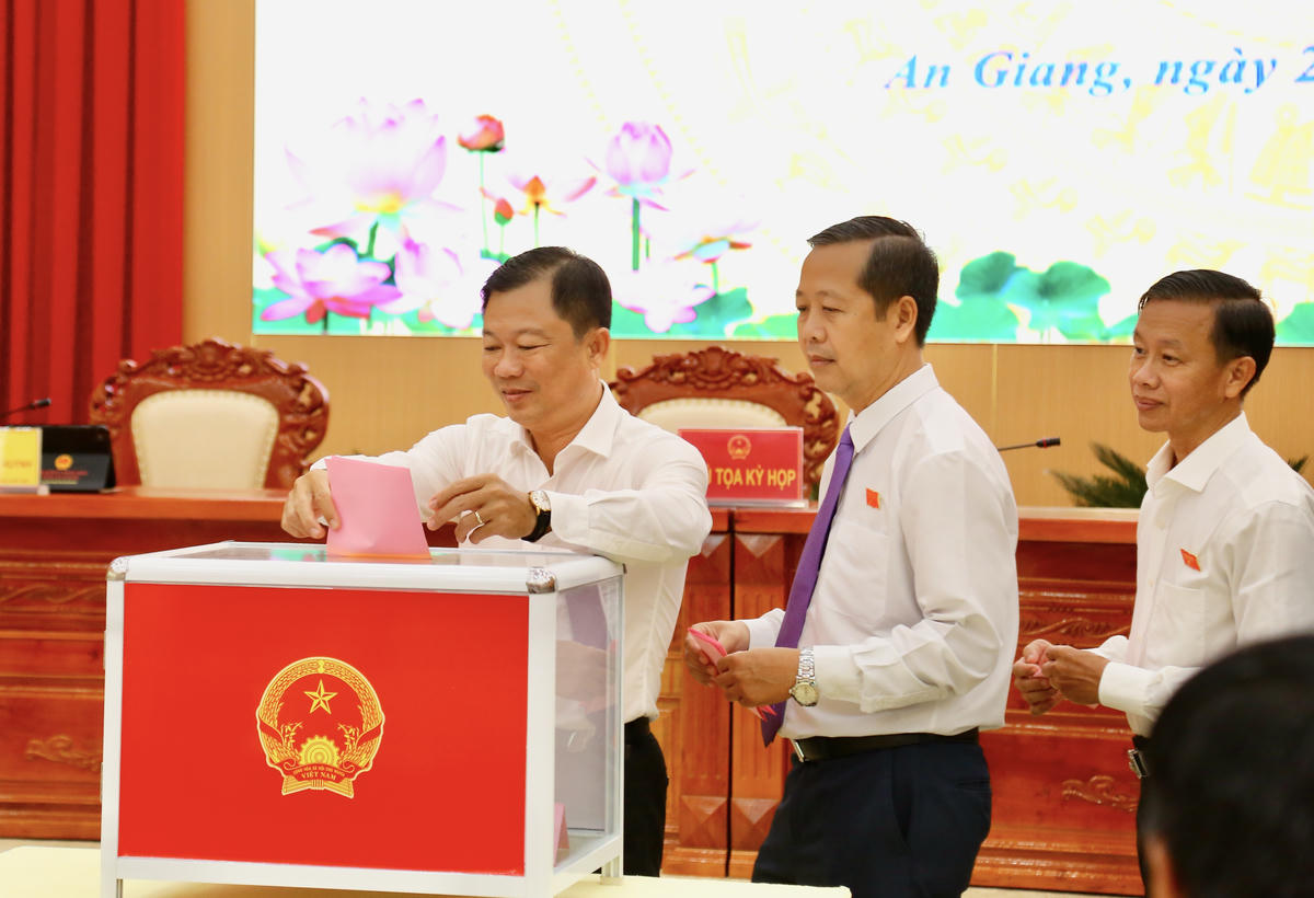 Các đại biểu bỏ phiếu bầu. Ảnh: Thanh Tiến 
