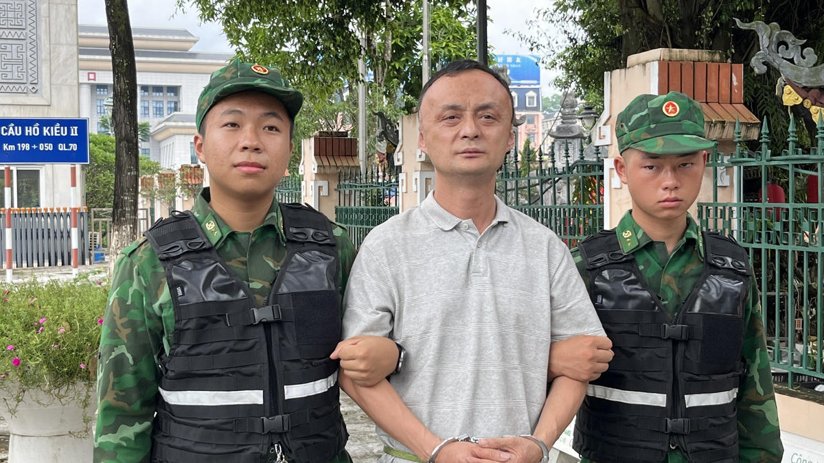  Đối tượng Lưu Trí Quân bị bắt giữ tại khu vực cửa khẩu. Ảnh: Trung Dũng.