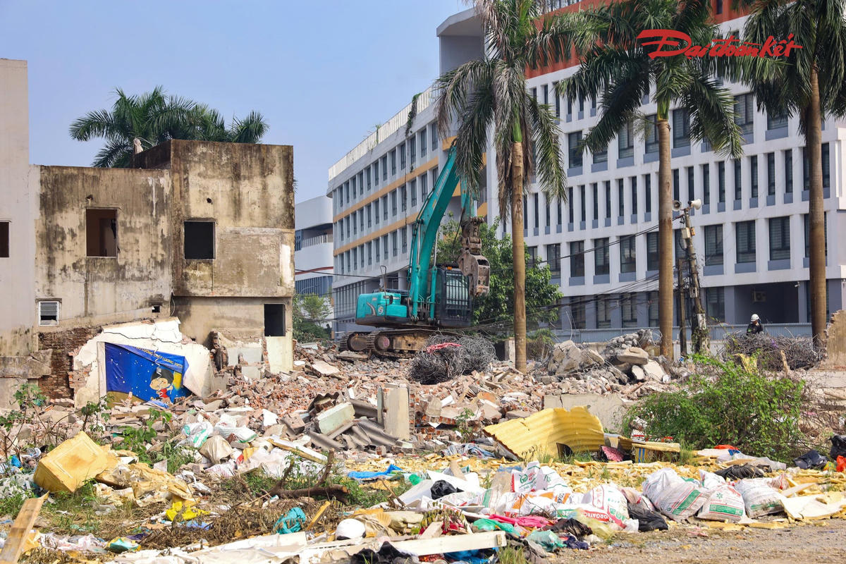 Bà Nguyễn Thị Hiền, Trưởng phòng Kinh tế, Hạ tầng và Đô thị phường Mỹ Đình (TP Hà Nội) cho biết, phường đang tập trung lực lượng, đẩy nhanh các phần việc liên quan nhằm hoàn thành công tác giải phóng mặt bằng, bàn giao mặt bằng sạch cho đơn vị thi công theo kế hoạch, đặt mục tiêu hoàn thành toàn bộ công tác giải phóng mặt bằng trước ngày 30/9/2026.