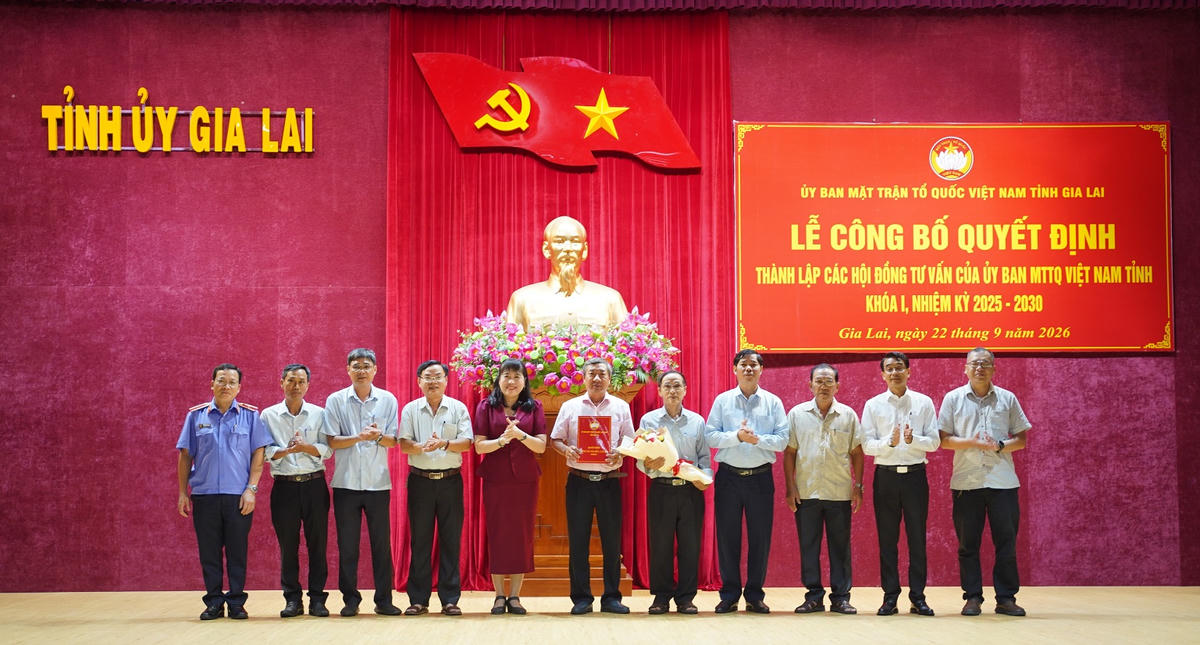  Công bố, trao các quyết định thành lập và quyết định nhân sự 3 Hội đồng tư vấn của Ủy ban MTTQ Việt Nam tỉnh Gia Lai khóa I, nhiệm kỳ 2025-2030. Ảnh: ĐS.