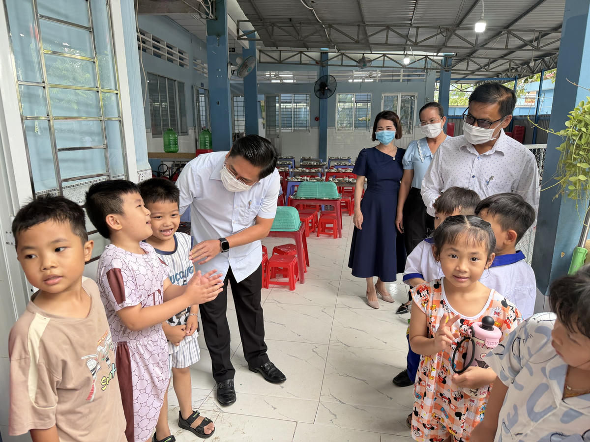 Ông Võ Anh Huy Bí thư Đảng ủy, Chủ tịch HĐND phường Phước Thới (TP Cần Thơ) ân cần thăm hỏi các em học sinh. Ảnh HT.