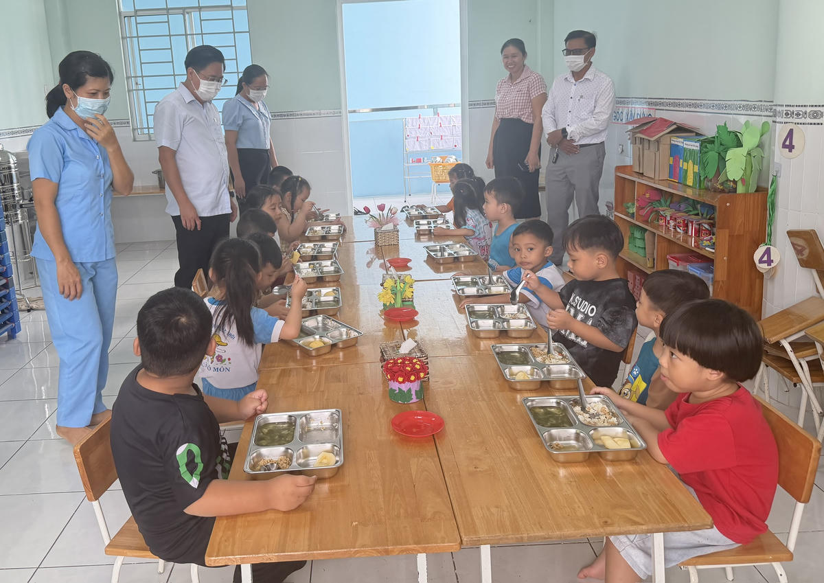 Đoàn kiểm tra công tác tổ chức bữa ăn bán trú tại Trường mầm non Phước Thới. Ảnh HT