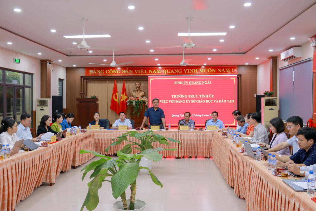 Bí thư Tỉnh ủy Quảng Ngãi Hồ Văn Niên phát biểu tại buổi làm việc. Ảnh: BT.
