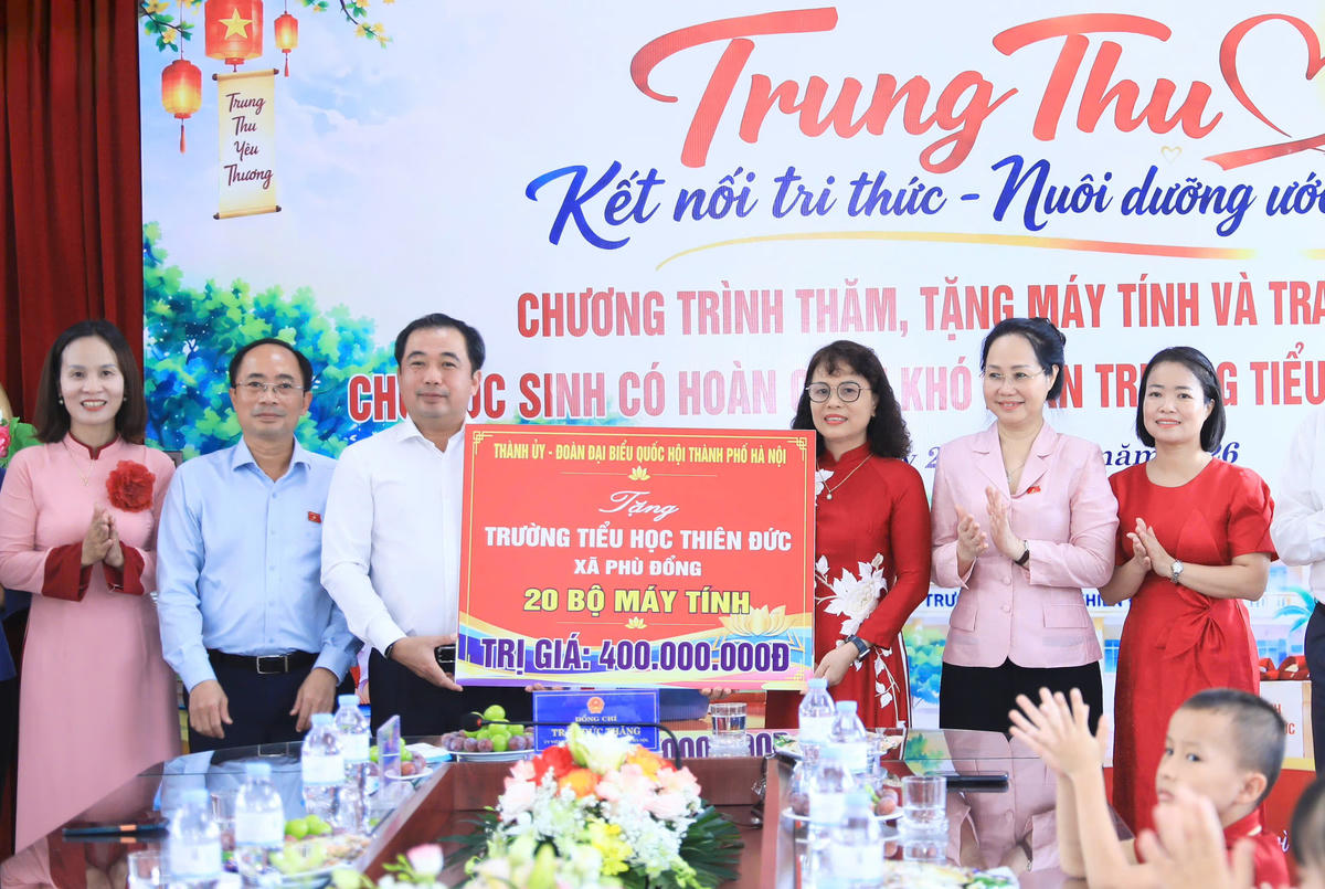 Bí thư Thành ủy Hà Nội Trần Đức Thắng trao quà tặng Trường Tiểu học Thiên Đức. 