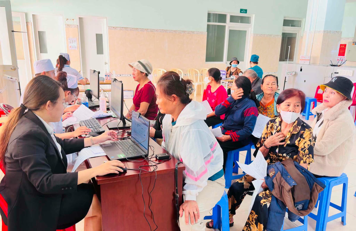 Bệnh viện II Lâm Đồng khám sức khỏe miễn phí cho người dân trên địa bàn. 