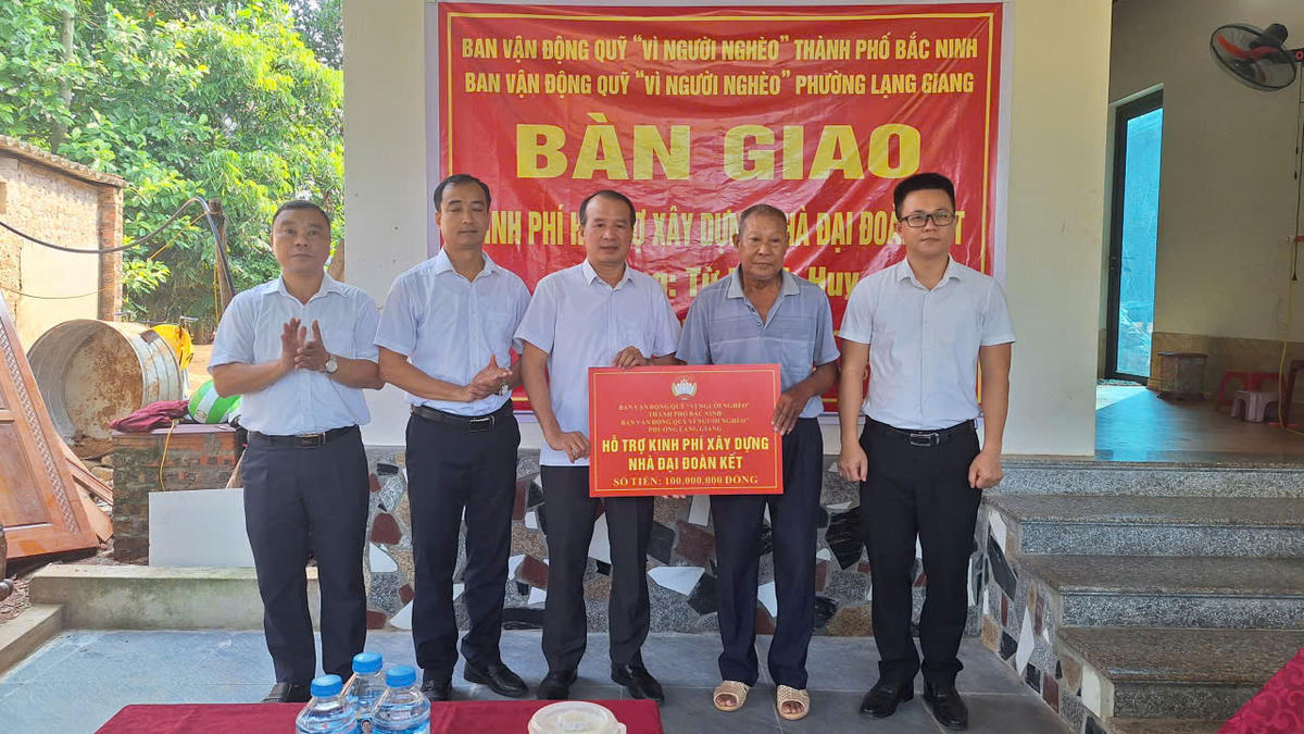 Lãnh đạo phường Lạng Giang tặng quà cho gia đình ông Từ Minh Huy.