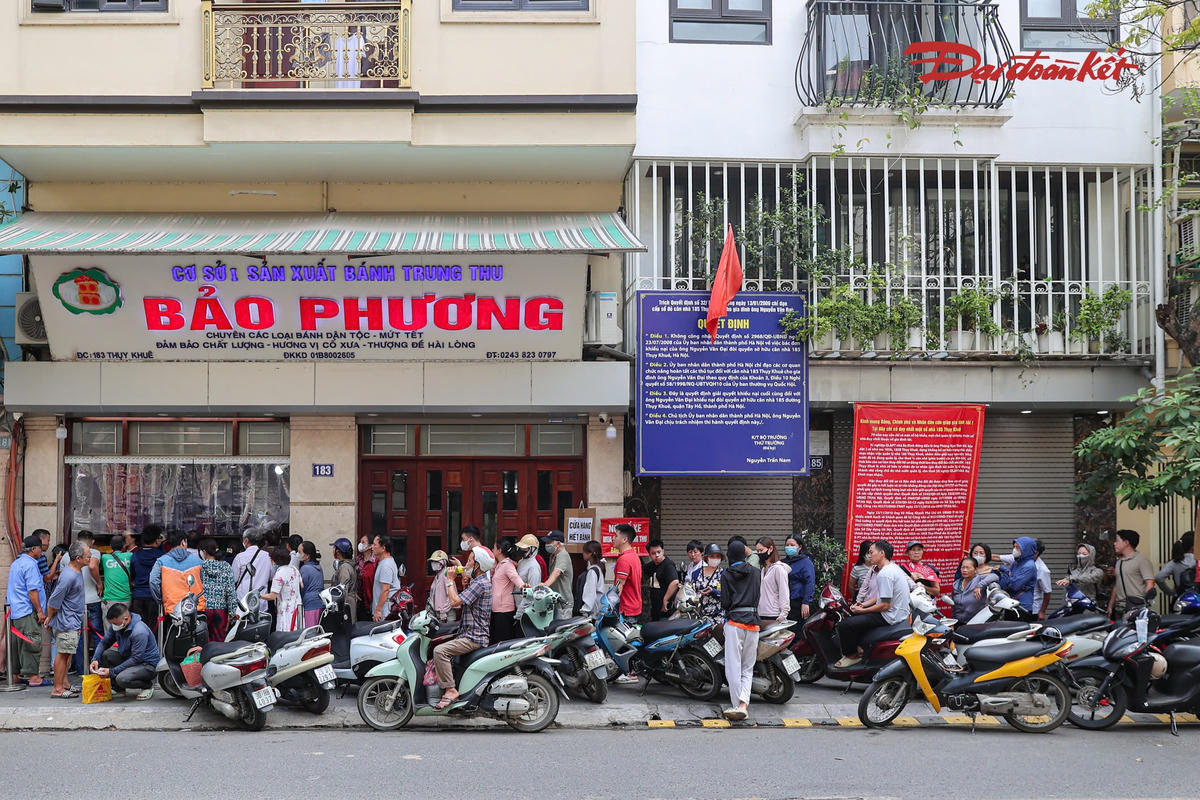Tại khu vực trước cửa hàng, lực lượng bảo vệ liên tục hướng dẫn khách xếp hàng, nhắc nhở không chen lấn. Dù thời gian chờ kéo dài, nhiều người vẫn kiên nhẫn đứng hoặc ngồi chờ để không phải xếp hàng lại từ đầu.