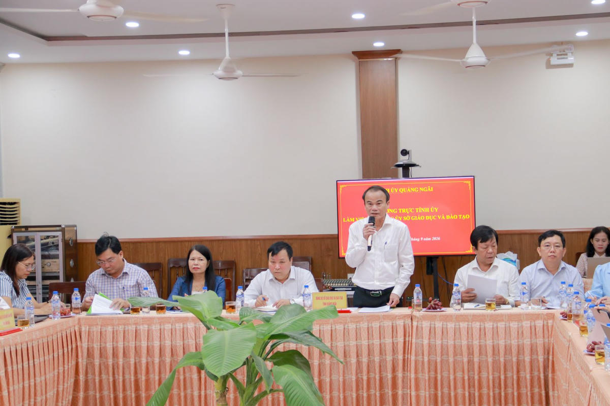 Lãnh đạo Sở giáo dục và Đào tạo tỉnh Quảng Ngãi phát biểu tại buổi làm việc. Ảnh: BT.