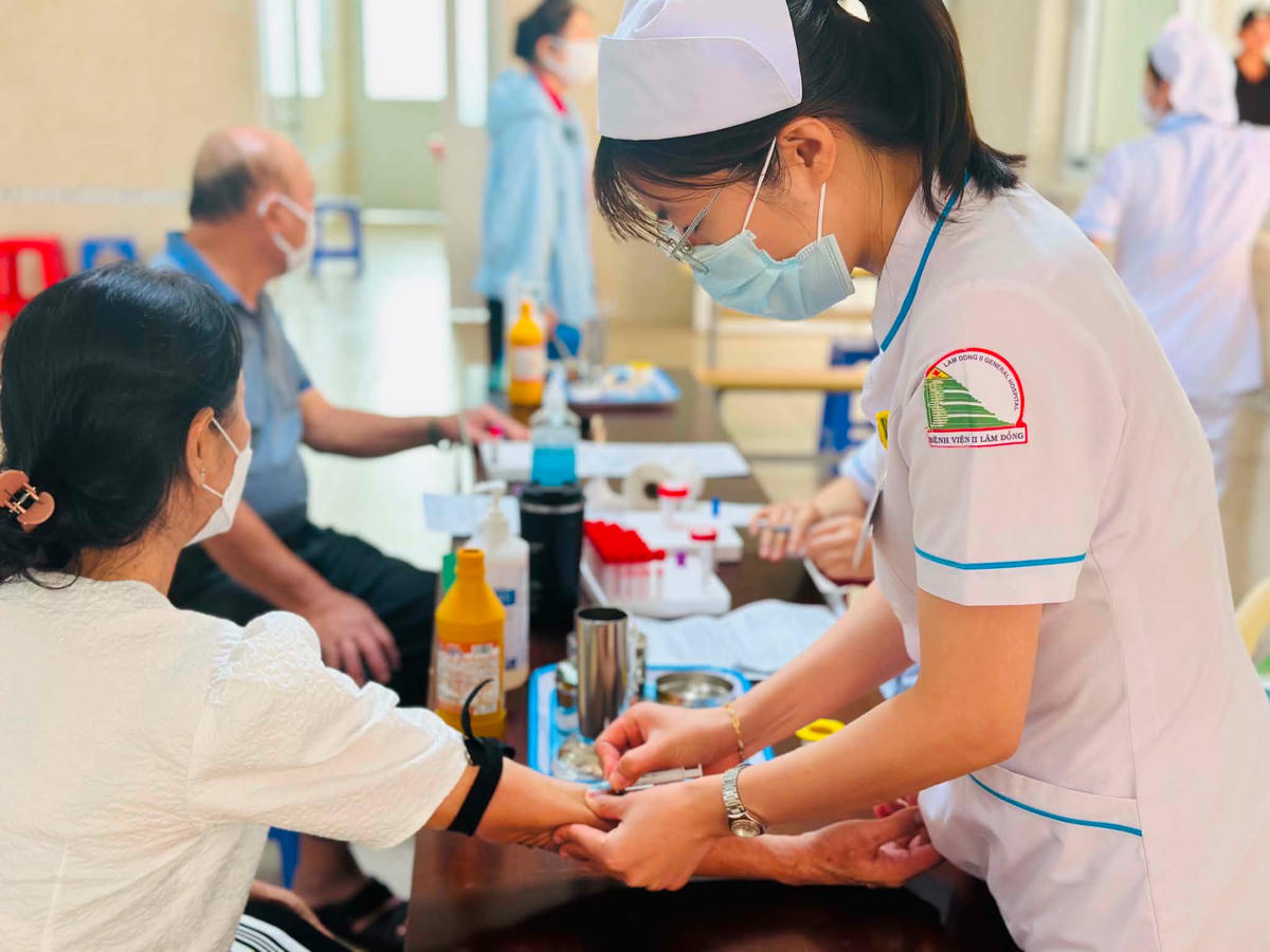 Nhân viên Y tế Bệnh viện II Lâm Đồng khám sức khỏe miễn phí cho người dân. 