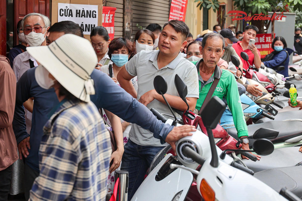 Không ít khách hàng cho biết họ chấp nhận đi quãng đường xa và dành nhiều giờ xếp hàng vì gia đình đã quen với hương vị bánh truyền thống.