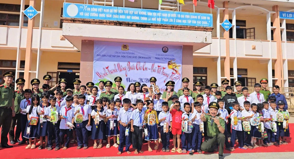 Công an TP Đà Nẵng phối hợp Công an xã A Vương tổ chức chương trình “Vui Tết Trung thu” tại Trường PTNT TT-THCS A Vương. Ảnh: CA Đà Nẵng.