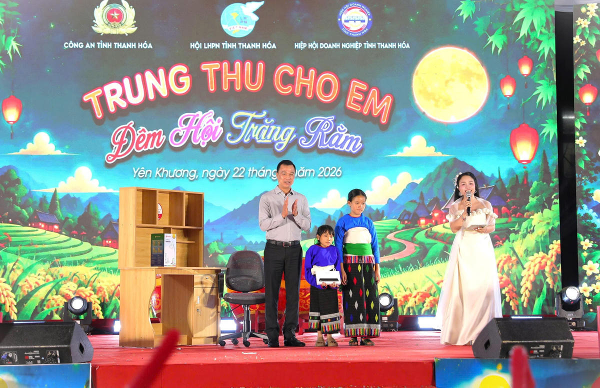 Chủ tịch UBND tỉnh Tô Anh Dũng tặng quà cho em Lương Ánh Nguyệt và Ngân Bảo Hân. Ảnh: Phong Sắc