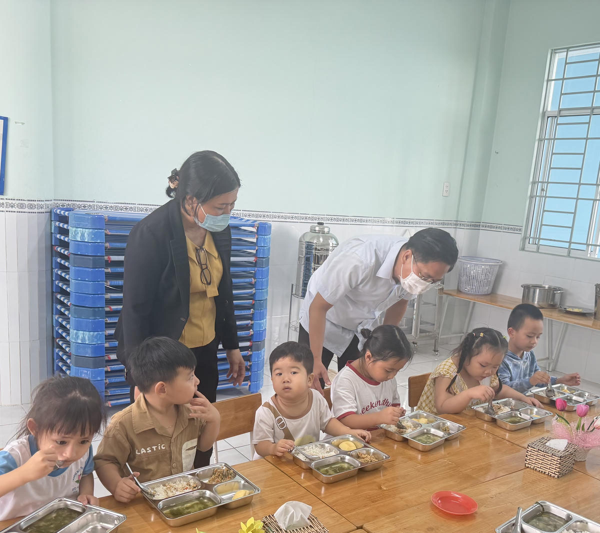 Ông Võ Anh Huy, Bí thư Đảng ủy phường Phước Thới nhấn mạnh, công tác đảm bảo an toàn thực phẩm trong trường học, đặc biệt là bếp ăn bán trú bậc mầm non và tiểu học có ý nghĩa hết sức quan trọng. Ảnh HT.
