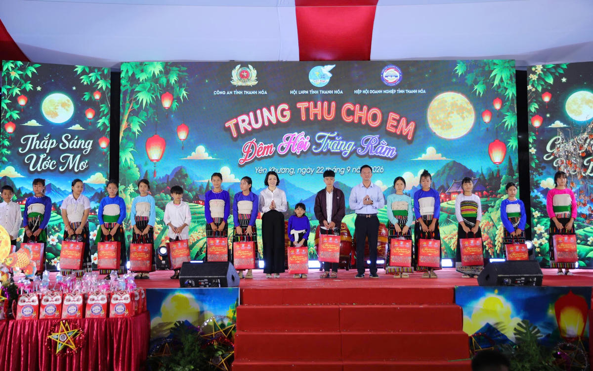 Phó Chủ tịch Thường trực Ủy ban MTTQ tỉnh Đỗ Thị Toán và Chủ tịch Hiệp hội doanh nghiệp tỉnh Nguyễn Xuân Hưng  trao quà cho các em học sinh. Ảnh: Phong Sắc