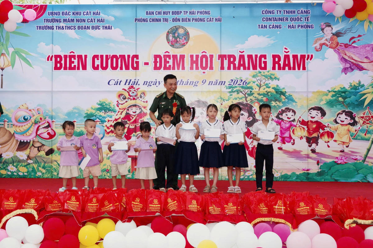 Bộ đội Biên phòng Hải Phòng trao 500 suất quà Trung thu cho trẻ em vùng biên giới biển