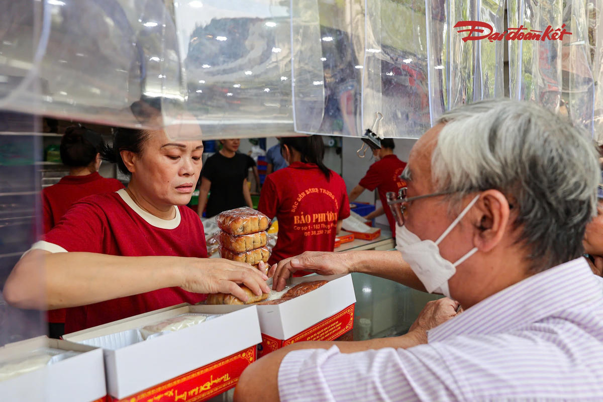 Không chỉ tại phố Thụy Khuê, nhiều cơ sở kinh doanh bánh Trung thu truyền thống khác ở Hà Nội cũng ghi nhận lượng khách tăng cao trong những ngày sát Rằm tháng Tám.