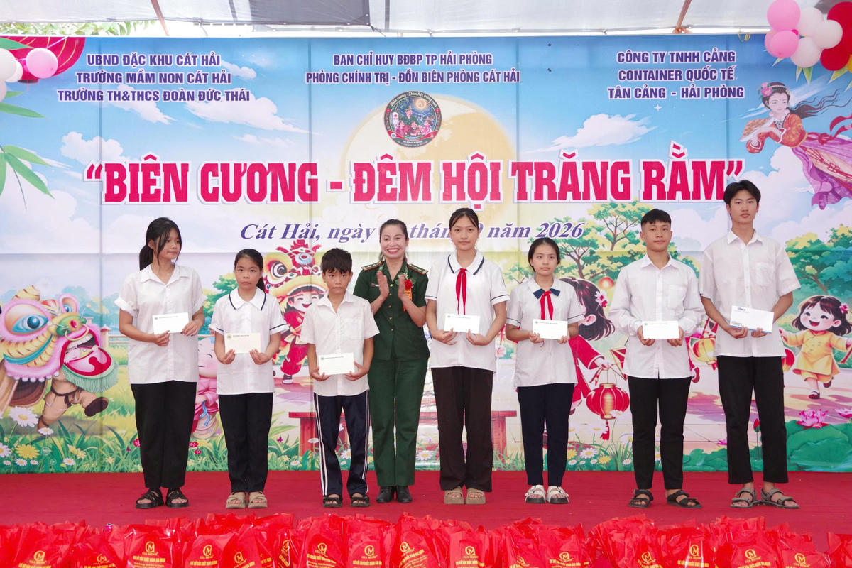 Bộ đội Biên phòng Hải Phòng trao 500 suất quà Trung thu cho trẻ em vùng biên giới biển