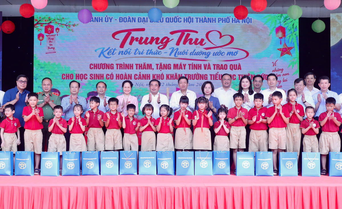 Bí thư Thành ủy Hà Nội Trần Đức Thắng và các đại biểu Quốc hội cùng các đồng chí lãnh đạo thành phố Hà Nội trao quà tặng học sinh Trường Tiểu học Thiên Đức.