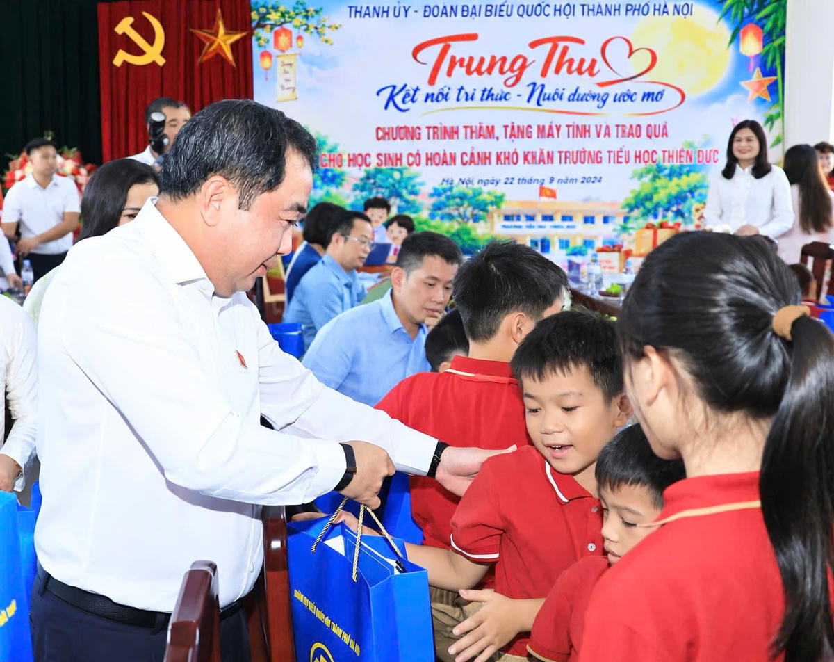Bí thư Thành ủy Trần Đức Thắng trao quà cho các học sinh.