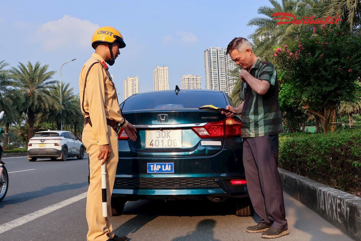 Hoạt động thực hành lái xe trên đường được lực lượng CSGT tăng cường giám sát.