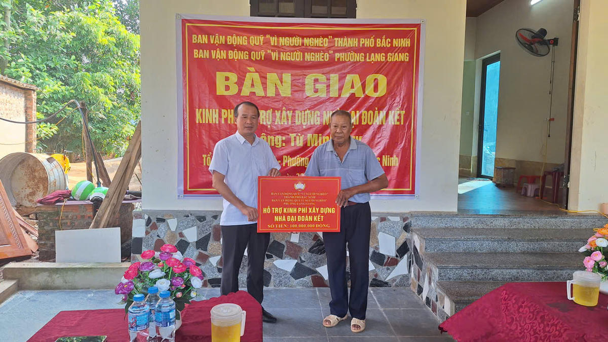 Phó Chủ tịch Ủy ban MTTQ thành phố Bắc Ninh Ngô Biên Cương trao hỗ trợ xây dựng nhà đại đoàn kết cho gia đình ông Từ Minh Huy.