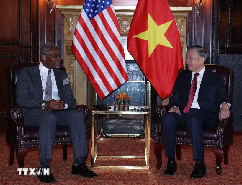 Tổng Bí thư, Chủ tịch nước Tô Lâm tiếp Hạ nghị sỹ Gregory Meeks, thành viên cao cấp Ủy ban Đối ngoại, Ủy ban Dịch vụ tài chính Hạ viện cùng một số Hạ nghị sỹ khác của Hoa Kỳ. (Ảnh: Thống Nhất/TTXVN)