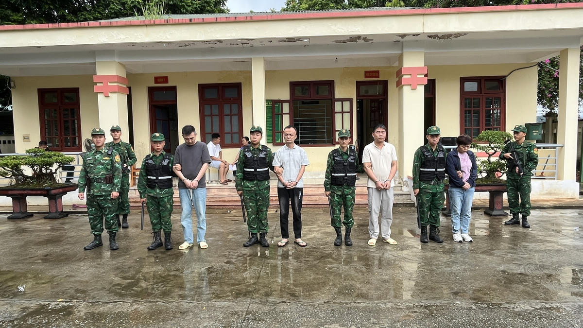 Bốn đối tượng xuất nhập cảnh trái phép bị Bộ đội biên phòng bắt giữ. Ảnh: Trung Dũng.