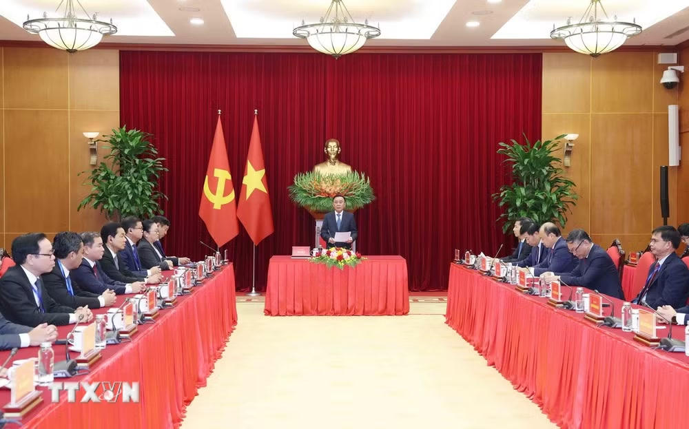 ttxvn_thuong-truc-ban-bi-thu-tiep-doan-can-bo-dang-nhan-dan-cach-mang-lao-5.jpg
