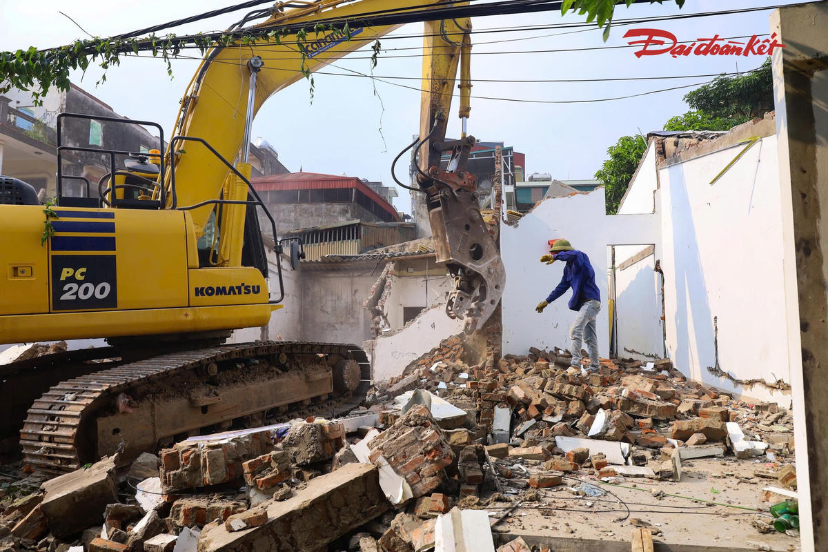 Từng ngôi nhà tại khu vực ngõ 252 Mỹ Đình lần lượt được tháo dỡ, bàn giao mặt bằng để thực hiện dự án đường nối Phạm Hùng - Lê Đức Thọ.