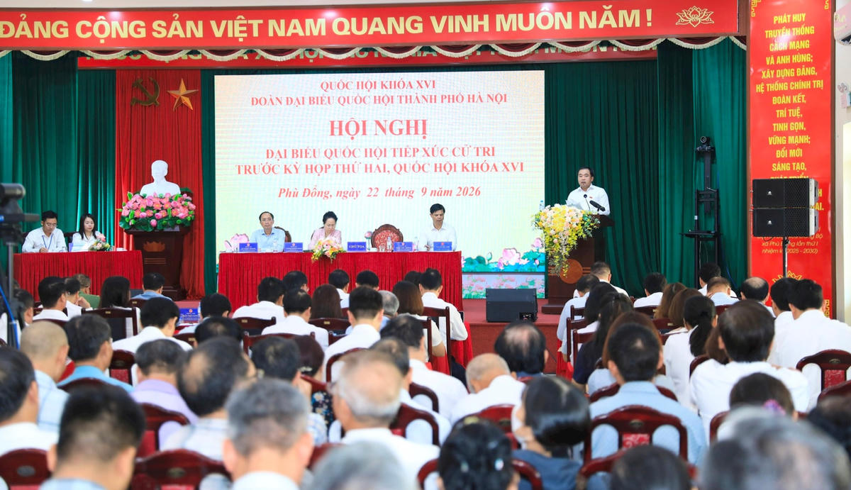 Bí thư Thành ủy, Trưởng đoàn đại biểu Quốc hội TP Hà Nội Trần Đức Thắng cùng các đại biểu Quốc hội tiếp xúc cử tri trước Kỳ họp thứ 2, Quốc hội khóa XVI. Ảnh: QT