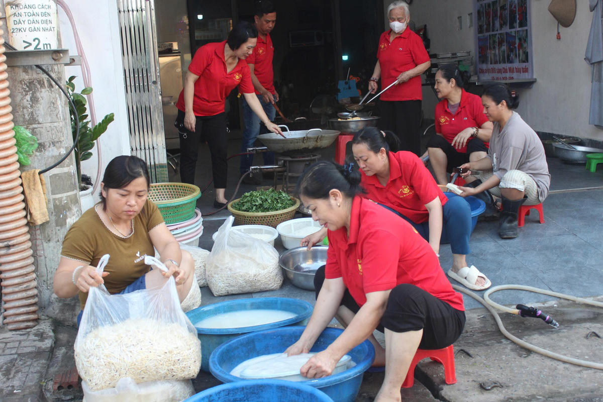 Các thành viên Bếp cơm từ thiện số 4 đường 10 (phường Thiên Trường, tỉnh Ninh Bình) trong một buổi tổ chức nấu cơm tặng các bệnh nhân nghèo. Ảnh: Duy Hưng.