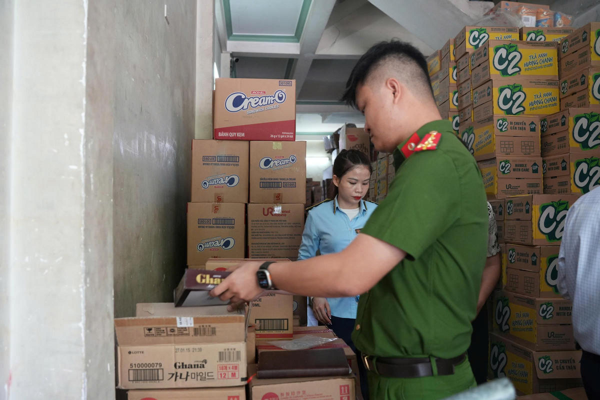 Lực lượng chức năng kiểm tra nguồn gốc xuất xứ của sản phẩm bánh kẹo, nước uống. Ảnh: TH.