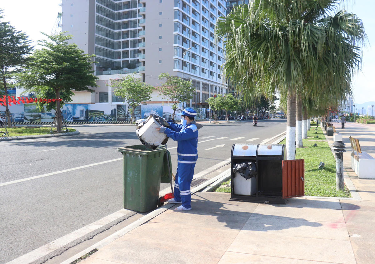 Nghịch lý khó tuyển công nhân vệ sinh môi trường