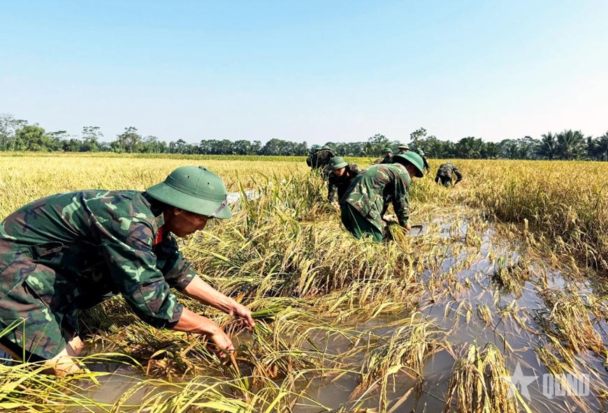 Sát cánh cùng người dân trong mưa lũ